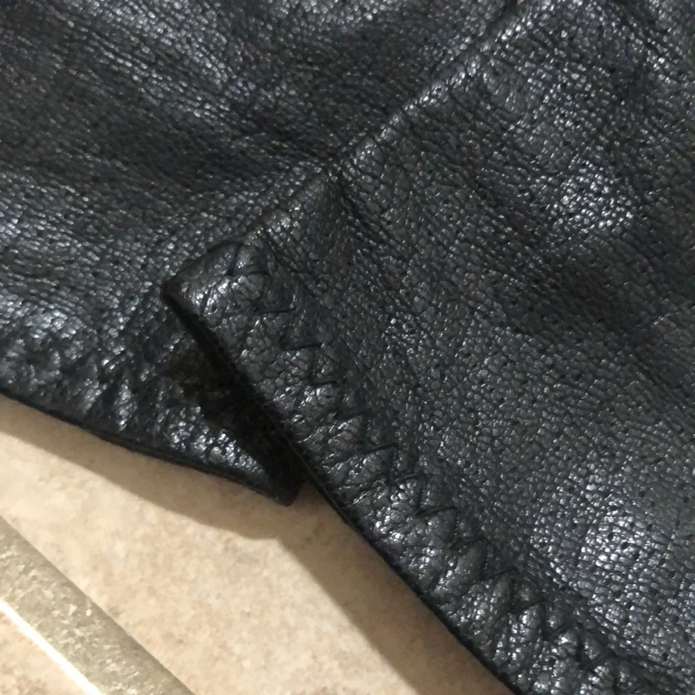 Womens black genuine leather gloves. Size small/medium.